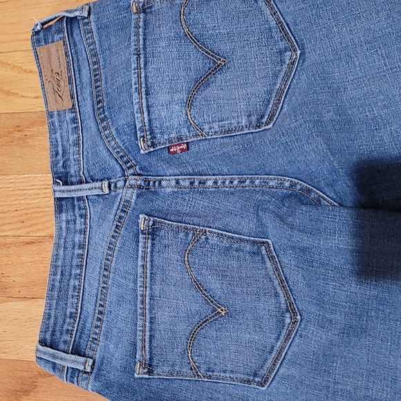 Levi's Bold Curve Jean's - Picture 3 of 4